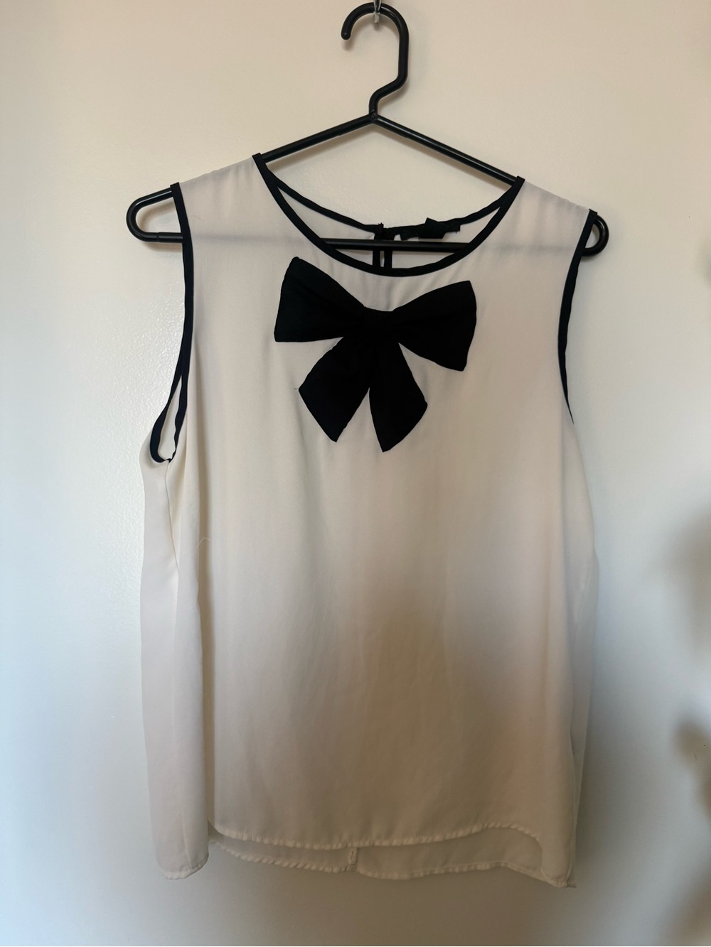 Forever 21 White Sleeveless Blouse with Black Bow Sz Medium